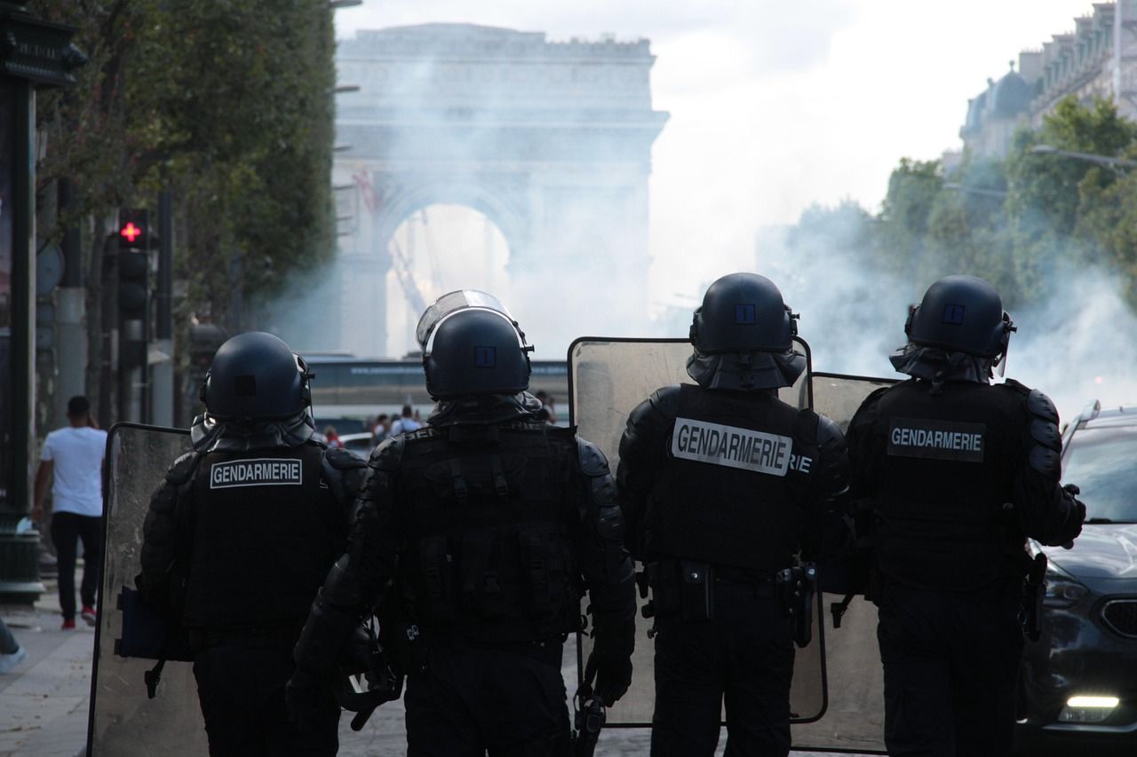 Manifestation et émeutes en france.jpg